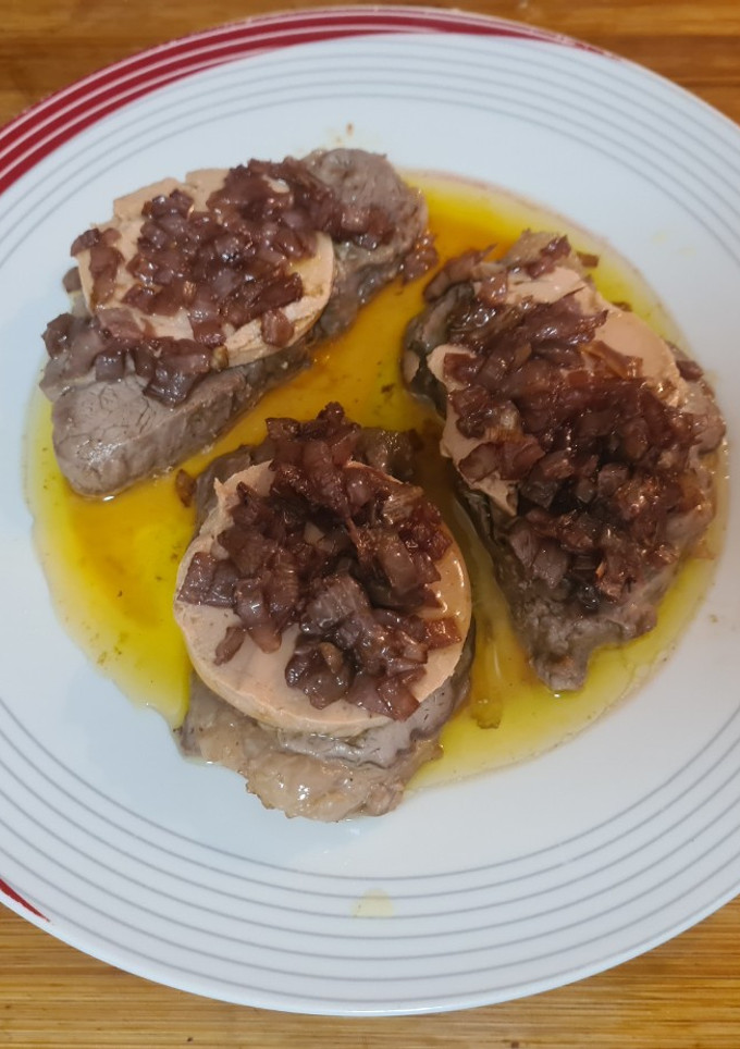 Una foto de 🇨🇵 Solomillo de ternera con foie gras de pato 🇫🇷