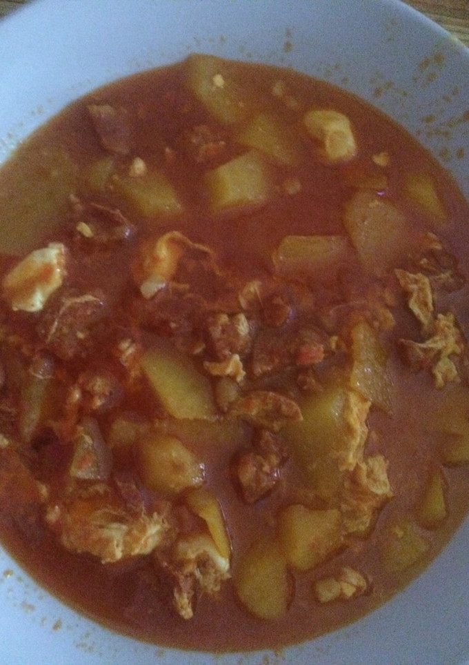 Una foto de Guiso de patatas con chorizo y jamón