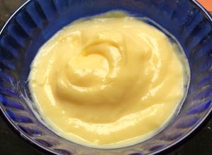 Una foto de Lemon curd LIGHT sin azúcar ni manteca al microondas 2 minutos. Receta original de Geri