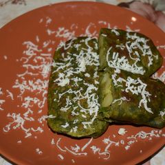 A picture of Palak pockets filled with aloo jeera.