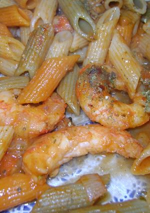 Una foto de Fideos tricolor con camarones