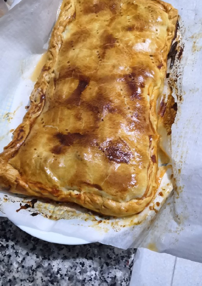Una foto de Empanada de lomo con queso y pimientos