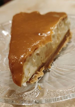Φωτογραφία της συνταγής Cheesecake (τσιζκέικ) με λευκή σοκολάτα και καραμέλα