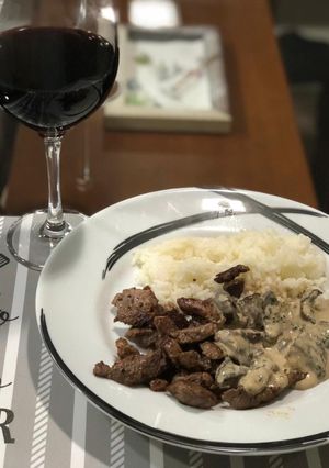 Foto de ISCAS DE CARNEao Molho de Funghi e Vinho Branco