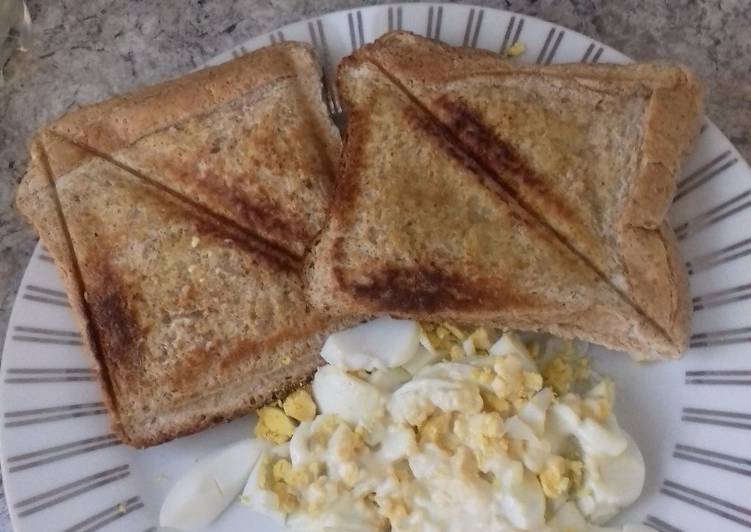 Toasted bread and egg mayo