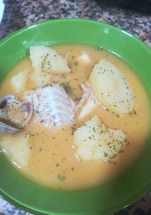 Foto principal de Guiso de bacalao y marisco improvisado