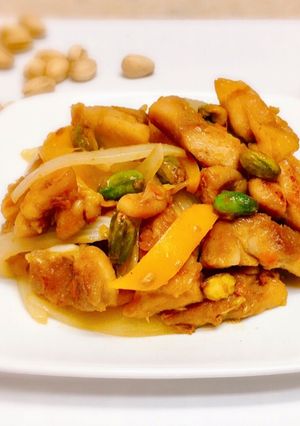 Hình của món Gà xào hạt dẻ.