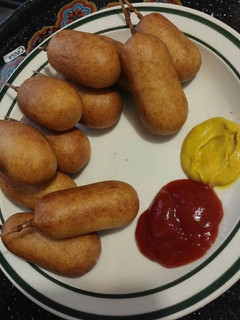 Una foto de Banderillas o Corn dogs