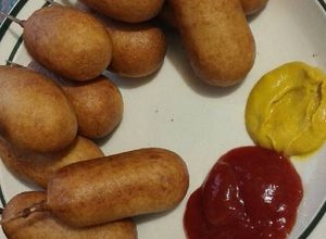 Una foto de Banderillas o Corn dogs