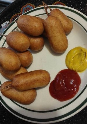 Una foto de Banderillas o Corn dogs