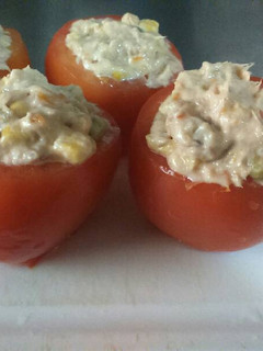 Una foto de Tomates rellenos con ensalada de atún