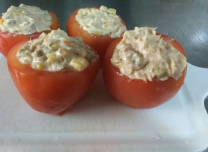 Una foto de Tomates rellenos con ensalada de atún
