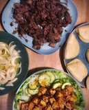 Cena asiática: Pan bao casero con carne desmechada & Ensalada con tofu caramelizado