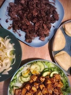 Una foto de Cena asiática: Pan bao casero con carne desmechada & Ensalada con tofu caramelizado
