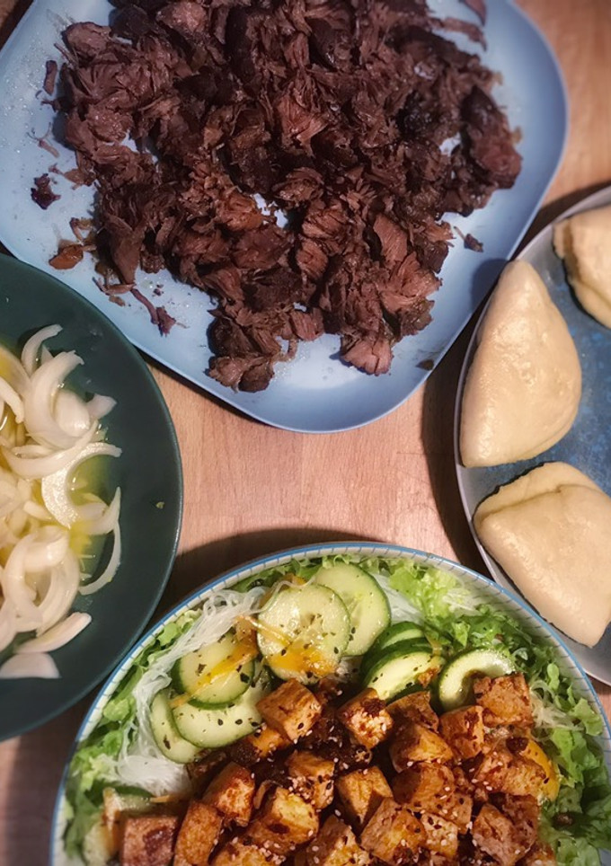 Una foto de Cena asiática: Pan bao casero con carne desmechada & Ensalada con tofu caramelizado