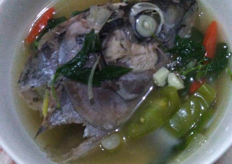 Cara Gampang Menyiapkan Sup Kepala Ikan Kemangi, Bisa Manjain Lidah