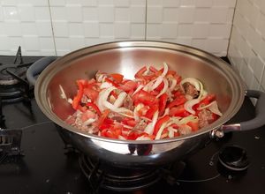 Una foto de 😋 Espaguetti con carne y verduras