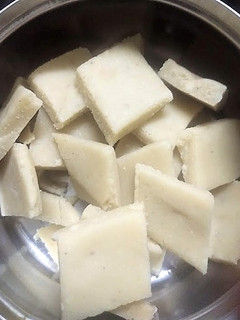 કાજુ કતરી (Kaju katli recipe in Gujarati) રેસીપી મુખ્ય ફોટો