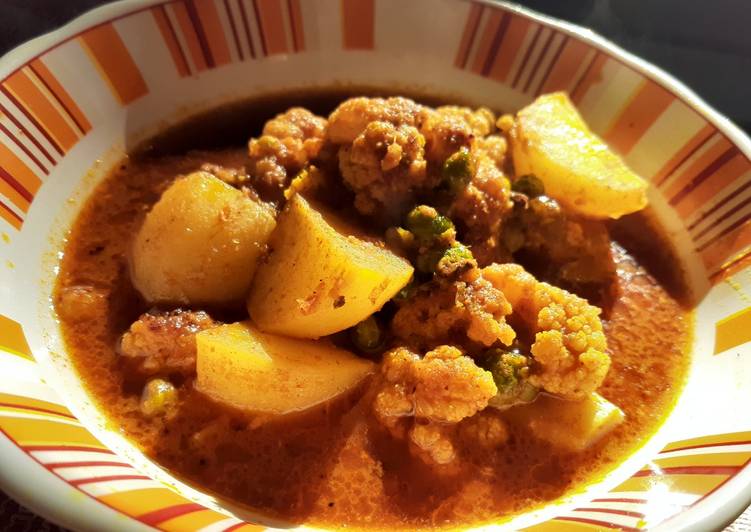 Easiest Way to Prepare Any-night-of-the-week Aloo Phulkopir Dalna