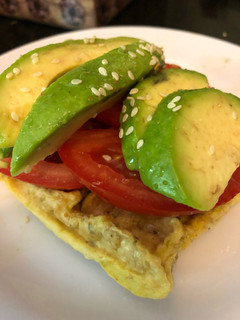 Una foto de Waffle fit de avena con palta y tomate. Riquísimo y saludable!