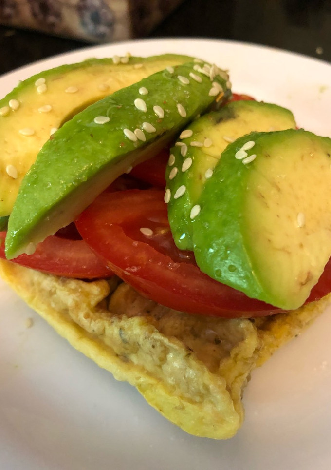 Una foto de Waffle fit de avena con palta y tomate. Riquísimo y saludable!