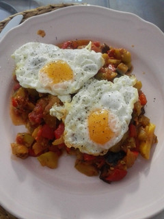 Una foto de Pisto de verduras con huevo