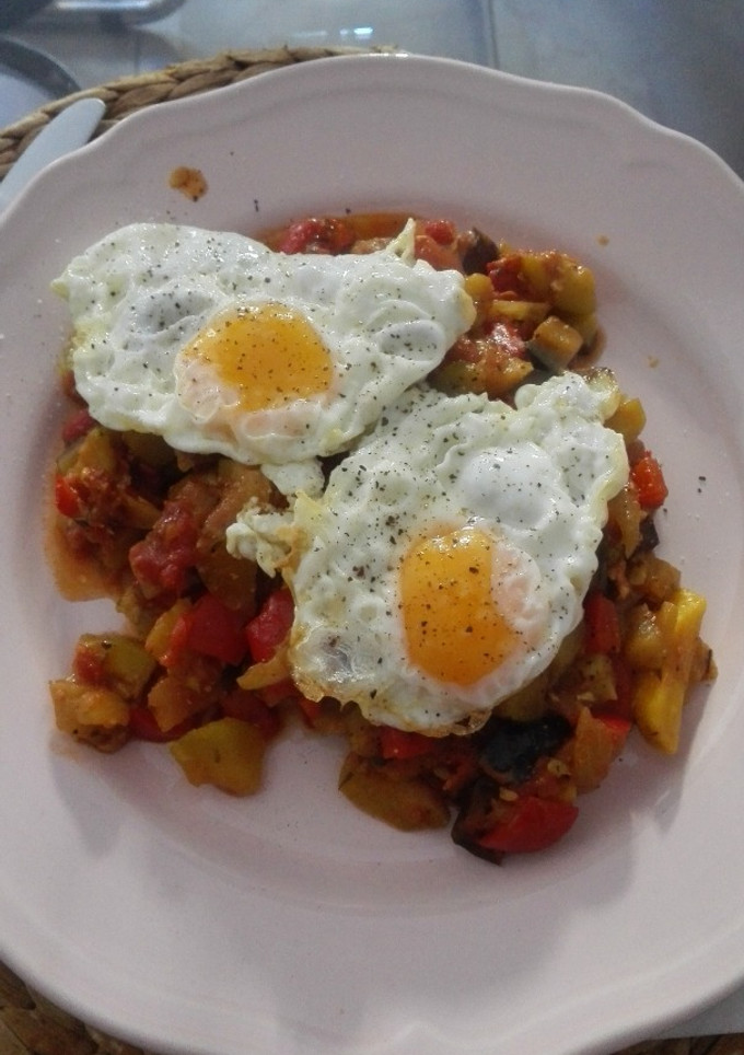 Una foto de Pisto de verduras con huevo