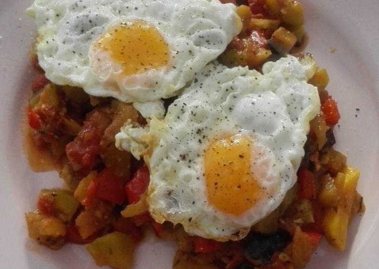 Pisto de verduras con huevo
