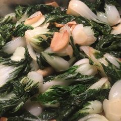 A picture of Baby Bok Choy with garlic.