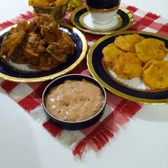 A picture of Pakoray with fries.