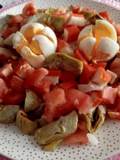 Una foto de Ensalada de alcachofas con surimi