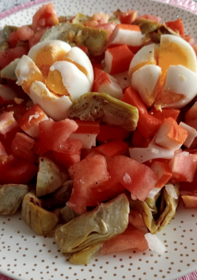 Una foto de Ensalada de alcachofas con surimi