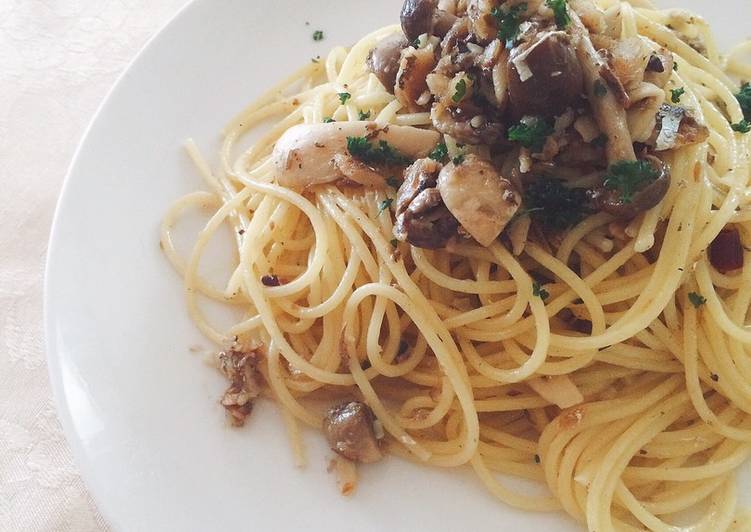 Simple Way to Make Tasty Spaghetti with oil sardine and mashroom