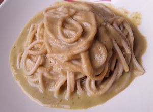 Una foto de Espaguetti🍝 en salsa cremosa de pimiento verde🍝