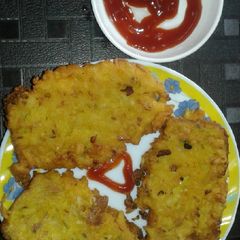 A picture of Crispy fattened rice and mix flour pakodas.