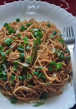A picture of Veg hakka noodles.