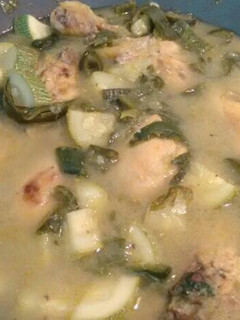 Una foto de Pollo en salsa verde con rajas de chile poblano y calabacitas.ॐ