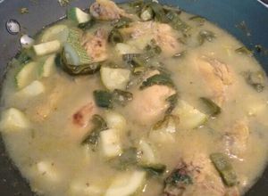 Una foto de Pollo en salsa verde con rajas de chile poblano y calabacitas.ॐ