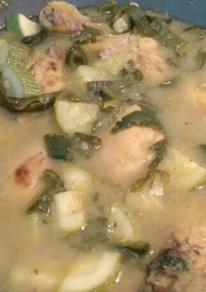 Una foto de Pollo en salsa verde con rajas de chile poblano y calabacitas.ॐ