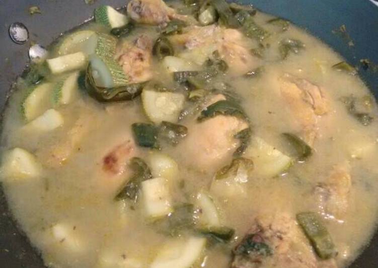 Pollo en salsa verde con rajas de chile poblano y calabacitas.ॐ Receta