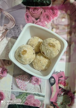 मावे के लडडू (mawe ke ladoo recipe in Hindi) रेसिपी मुख्य फोटो