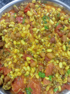 ફણગાવેલા મિક્ષ કઠોળ નુ શાક (Sprouts Mix Kathol Shak Recipe In Gujarati) રેસીપી મુખ્ય ફોટો