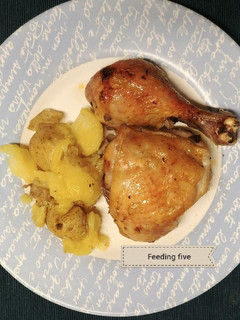 Una foto de Pollo al horno con patatas machacadas