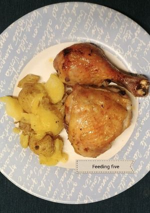 Una foto de Pollo al horno con patatas machacadas