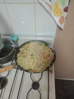 Una foto de Tallarines con verduras salteadas y pollo