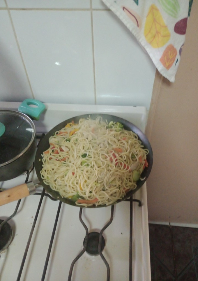 Una foto de Tallarines con verduras salteadas y pollo