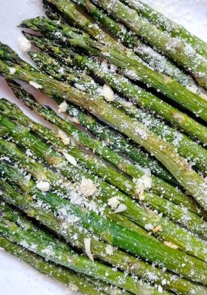 A picture of Garlic Parmesan Asparagus.