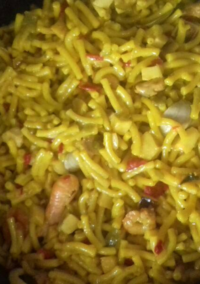 Una foto de Fideuá de marisco en olla