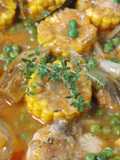 Guiso de pollo con choclo, corazones de alcachofas y guisantes