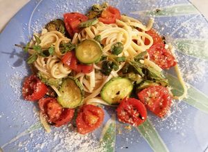 Foto di Linguine con zucchine fritte, pomodorini, origano, ricotta salata